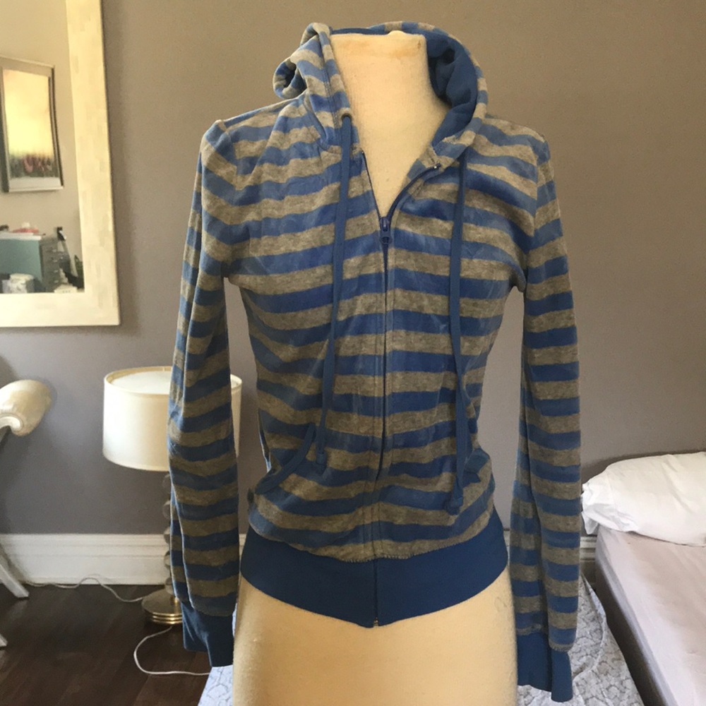 Adorable and comfy velour sweatshirt!